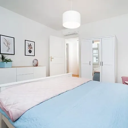 Amazing 2-bedroom With Terrace And Air-condition And Free Garage Praha